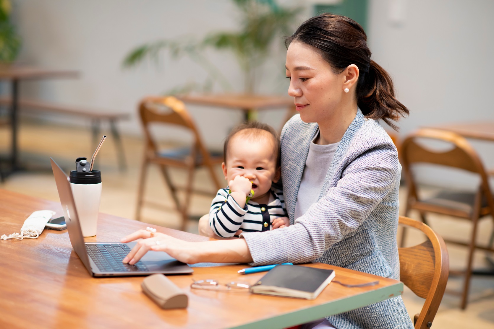 Working woman while holding baby; Shutterstock ID 2085157699; purchase_order:09930; job:Web Renovation Project - Japan; client:Robert Half; other:Allison Bosworth for Joey Bisagno